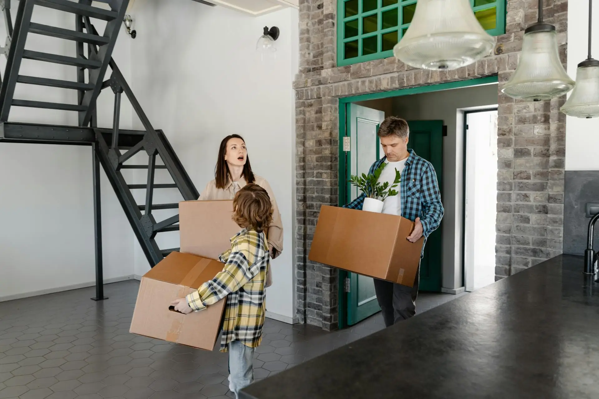 Familie verlaat de ontruimde woning.