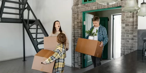 Familie verlaat de ontruimde woning.