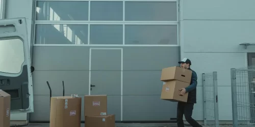 Medewerker laadt dozen in auto tijdens Complete Garage Ontruiming